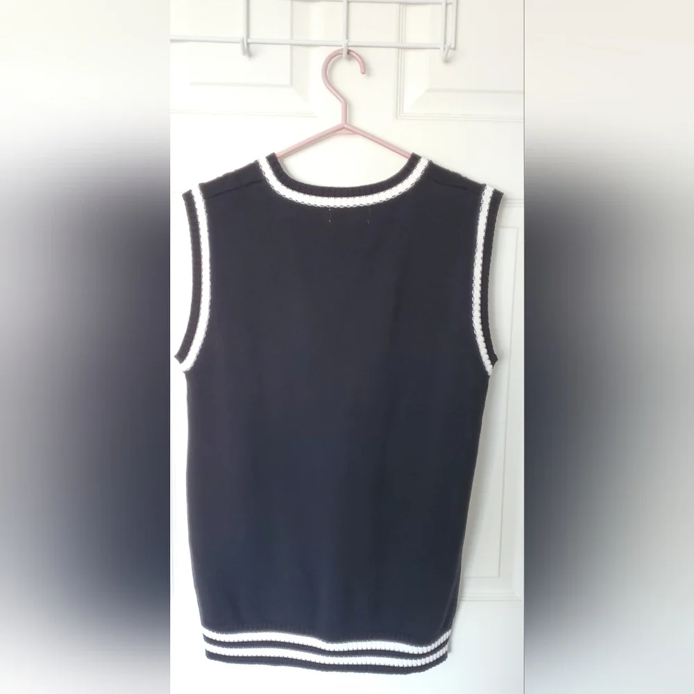 Black Sleeveless V-Neck Sweater Vest - Picture 3 of 4
